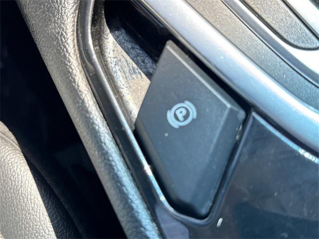 Photo of 2015 White Platinum Clearcoat Metallic Ford Edge