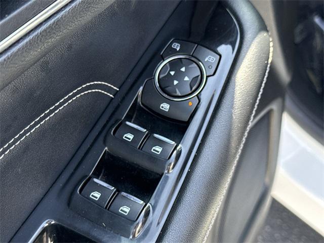 Photo of 2015 White Platinum Clearcoat Metallic Ford Edge