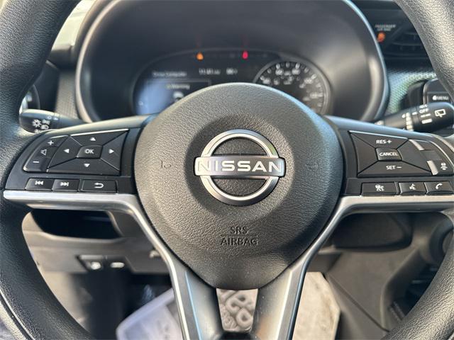 Photo of 2024 Electric Blue Metallic Nissan Kicks