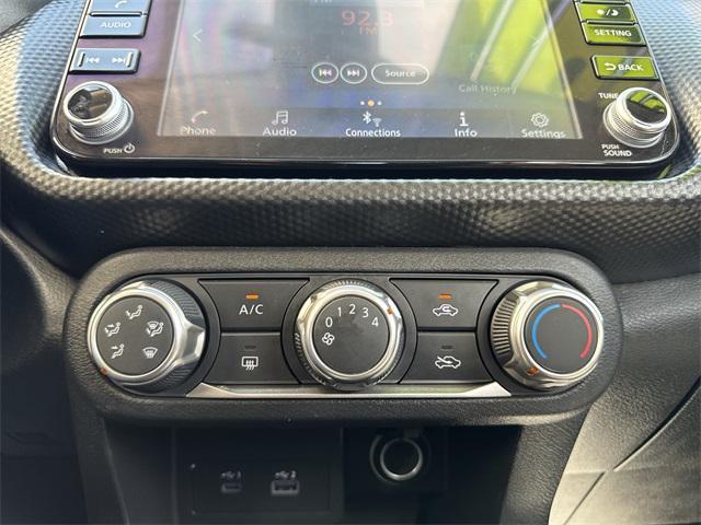 Photo of 2024 Electric Blue Metallic Nissan Kicks