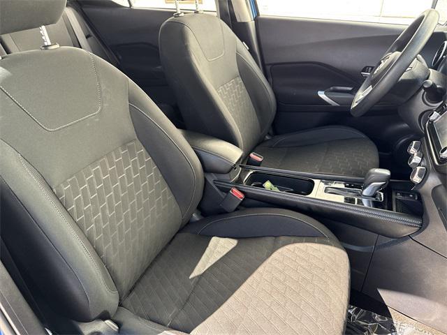 Photo of 2024 Electric Blue Metallic Nissan Kicks