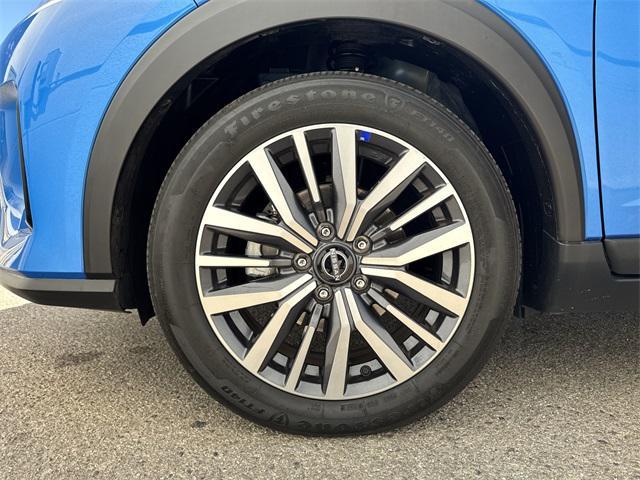 Photo of 2024 Electric Blue Metallic Nissan Kicks