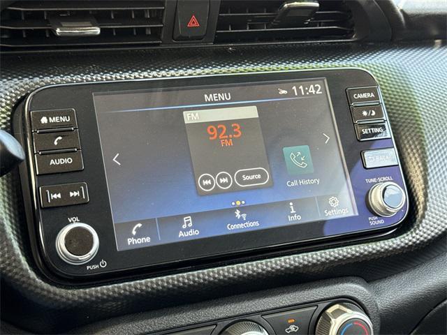 Photo of 2024 Electric Blue Metallic Nissan Kicks