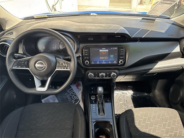 Photo of 2024 Electric Blue Metallic Nissan Kicks