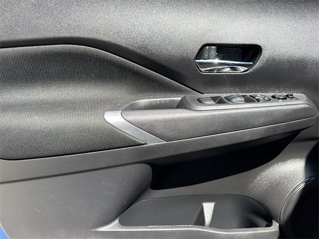 Photo of 2024 Electric Blue Metallic Nissan Kicks
