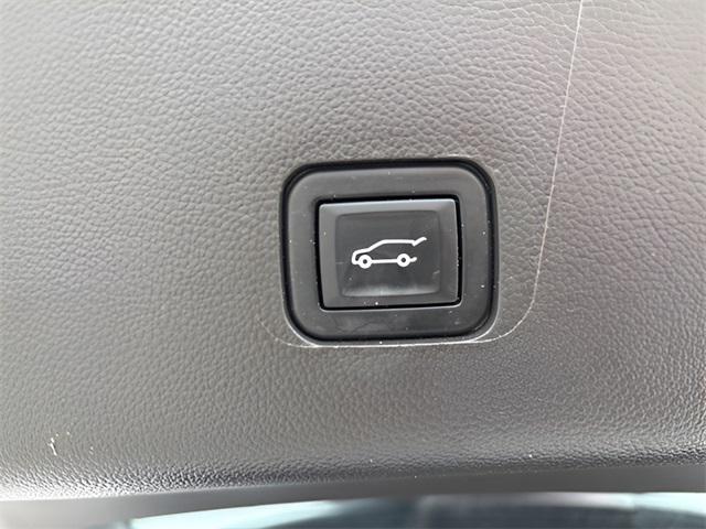 Photo of 2023 White Chevrolet Traverse