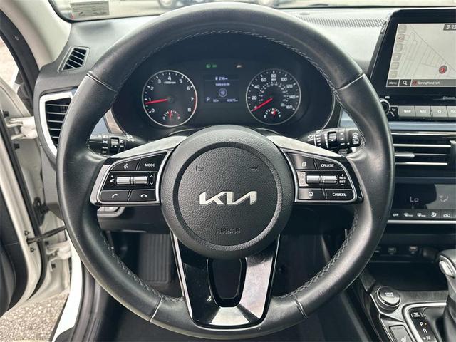 Photo of 2023 Snow White Pearl Kia Seltos