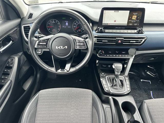 Photo of 2023 Snow White Pearl Kia Seltos