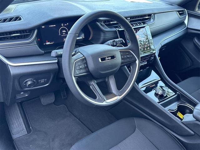 Photo of 2025 Silver Zynith Jeep Grand Cherokee