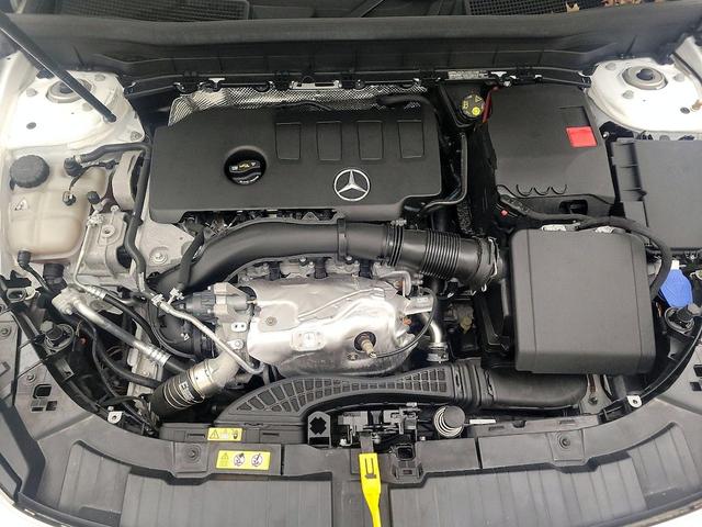Photo of 2023 White Mercedes-Benz GLB 250