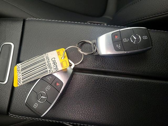 Photo of 2023 White Mercedes-Benz GLB 250