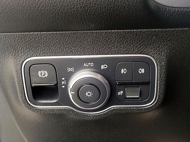 Photo of 2023 White Mercedes-Benz GLB 250
