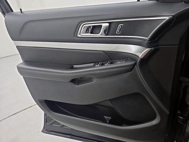 Photo of 2016 Black Ford Explorer