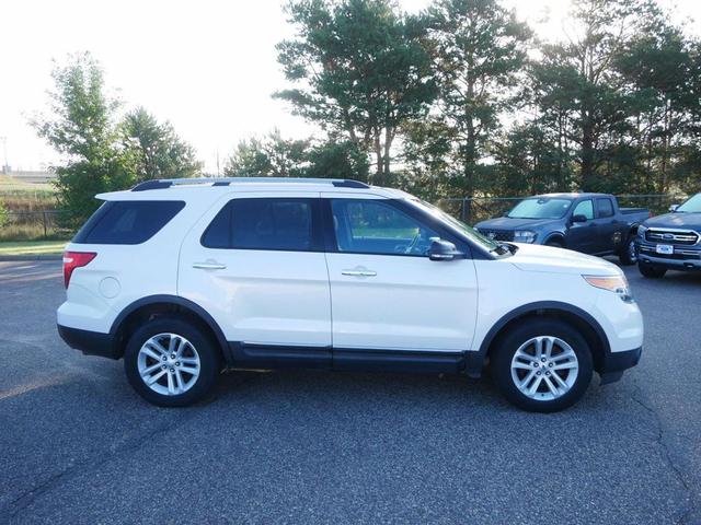 Photo of 2013 White Platinum Metallic Tri-Coat Ford Explorer