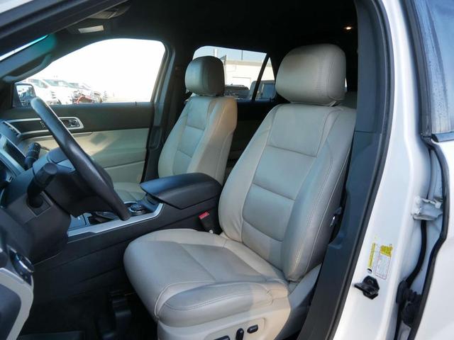Photo of 2013 White Platinum Metallic Tri-Coat Ford Explorer