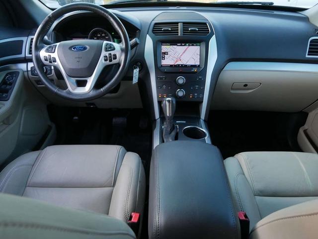 Photo of 2013 White Platinum Metallic Tri-Coat Ford Explorer