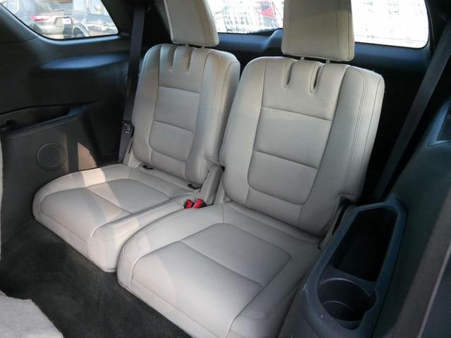 Photo of 2013 White Platinum Metallic Tri-Coat Ford Explorer