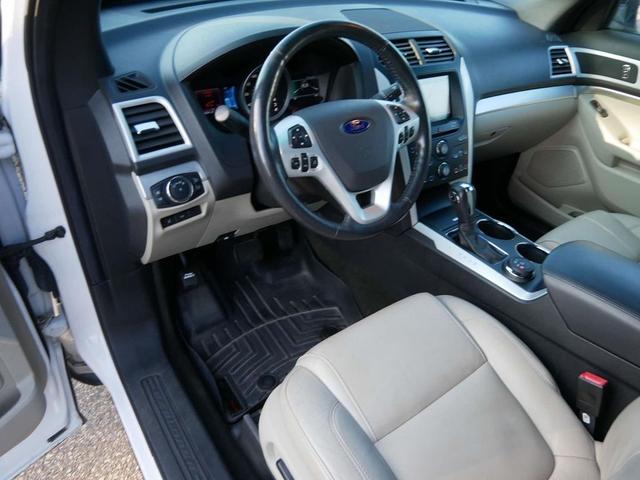 Photo of 2013 White Platinum Metallic Tri-Coat Ford Explorer
