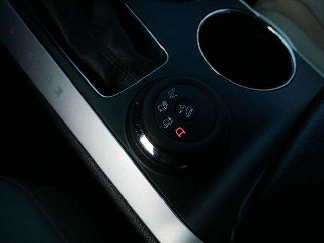 Photo of 2013 White Platinum Metallic Tri-Coat Ford Explorer