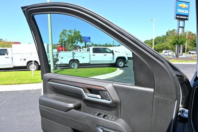 Photo of 2024 Iridescent Pearl Tricoat Chevrolet Silverado 3500