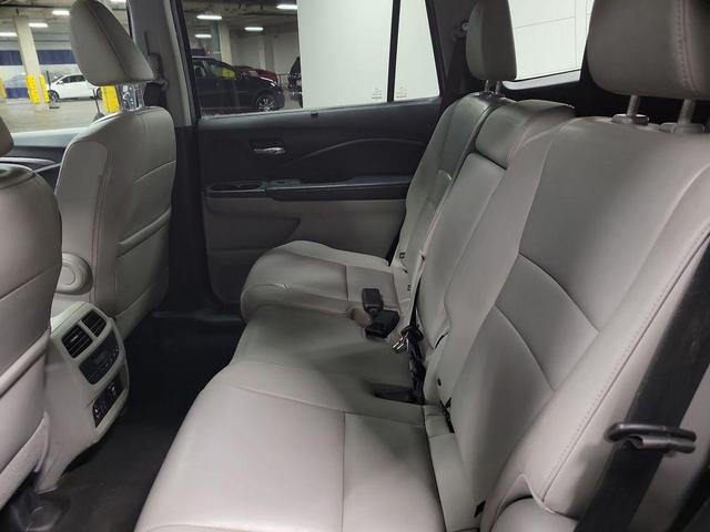 Photo of 2018 Lunar Silver Metallic Honda Pilot