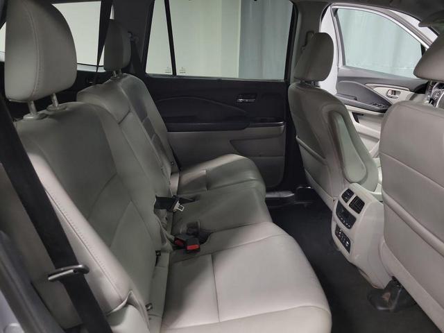 Photo of 2018 Lunar Silver Metallic Honda Pilot