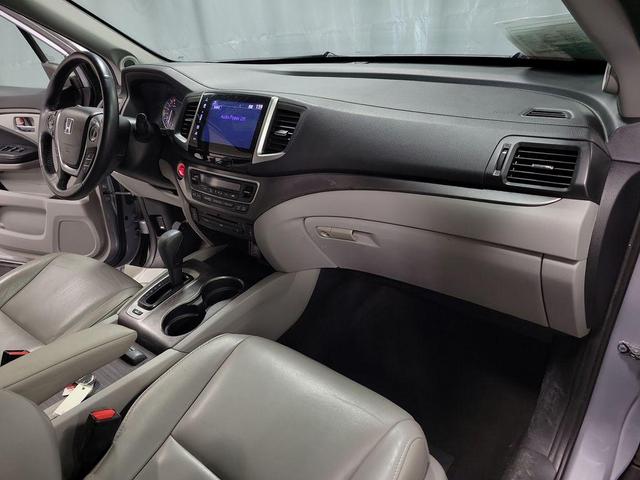 Photo of 2018 Lunar Silver Metallic Honda Pilot