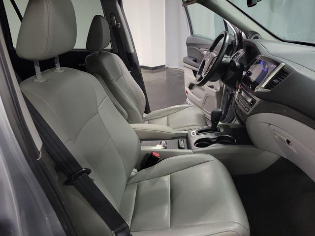 Photo of 2018 Lunar Silver Metallic Honda Pilot