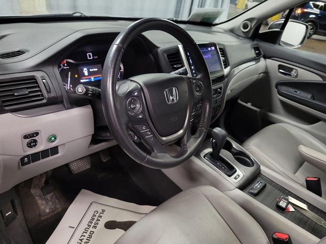 Photo of 2018 Lunar Silver Metallic Honda Pilot