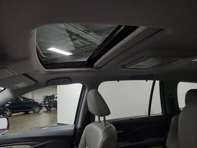 Photo of 2018 Lunar Silver Metallic Honda Pilot