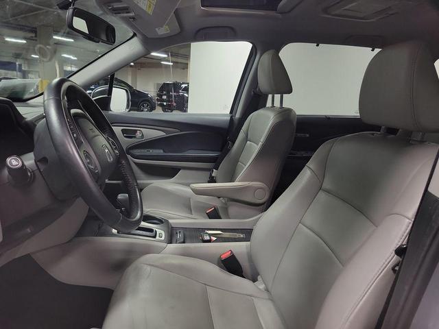 Photo of 2018 Lunar Silver Metallic Honda Pilot