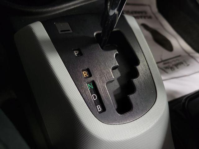 Photo of 2014 Super White Toyota Prius c