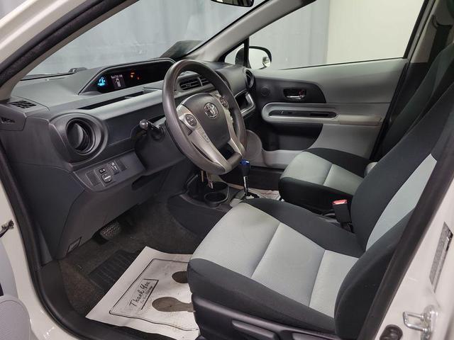 Photo of 2014 Super White Toyota Prius c