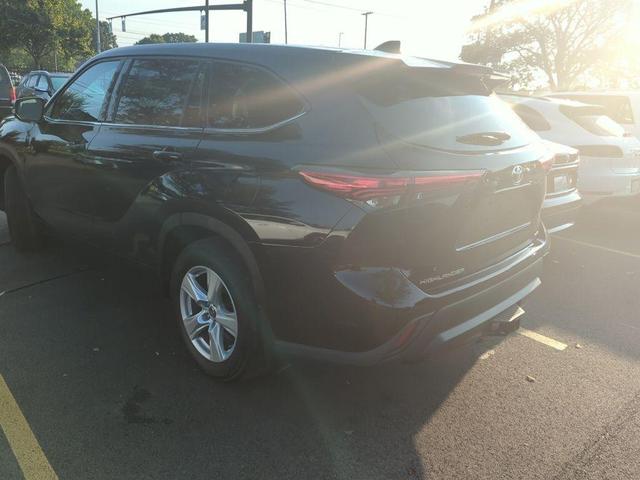Photo of 2022 Midnight Black Metallic Toyota Highlander