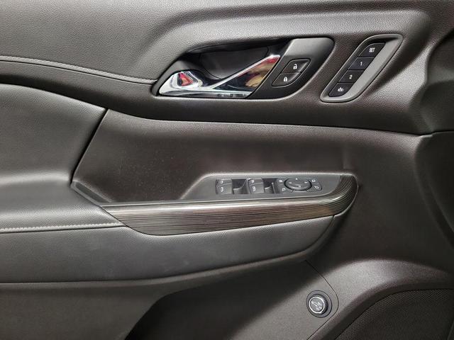 Photo of 2021 White Frost Tricoat GMC Acadia