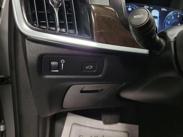 Photo of 2017 Bright Silver Metallic Volvo S90