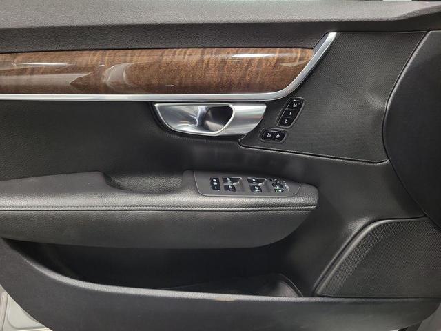 Photo of 2017 Bright Silver Metallic Volvo S90