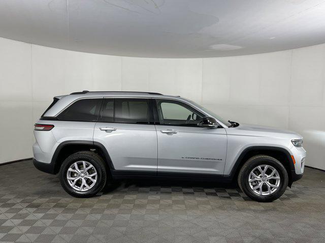 Photo of 2022 Silver Zynith Jeep Grand Cherokee