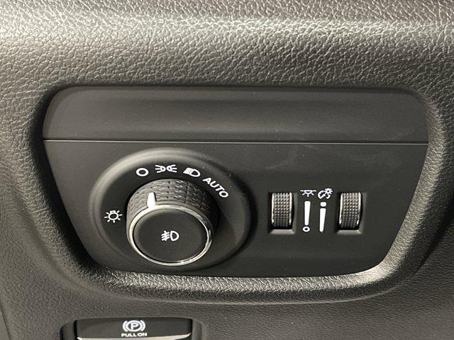 Photo of 2022 Silver Zynith Jeep Grand Cherokee
