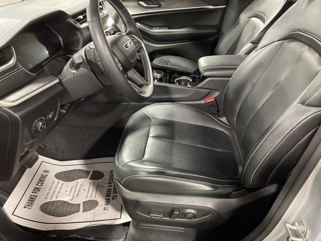 Photo of 2022 Silver Zynith Jeep Grand Cherokee