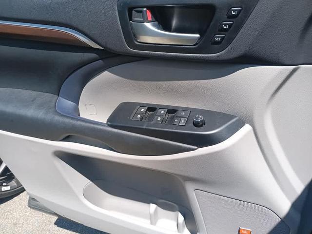 Photo of 2015 Silver Sky Metallic Toyota Highlander