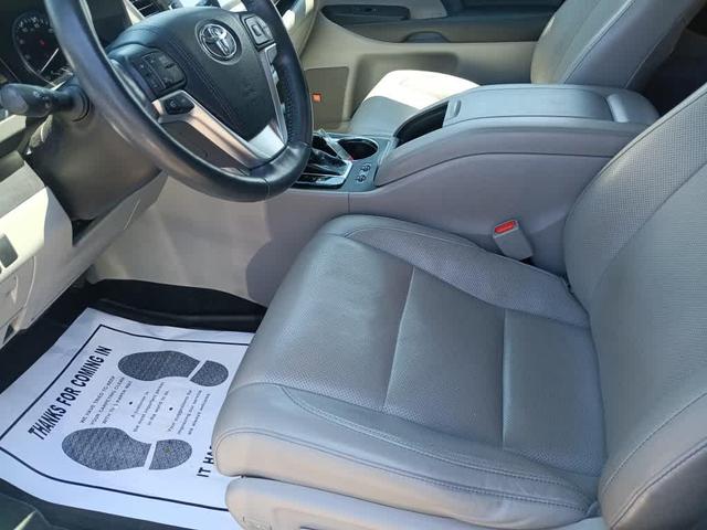 Photo of 2015 Silver Sky Metallic Toyota Highlander