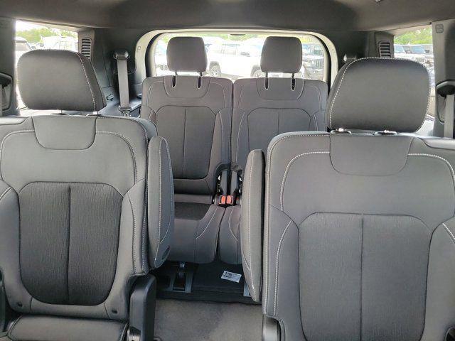 Photo of 2025 Diamond Black Crystal Pearlcoat Jeep Grand Cherokee L