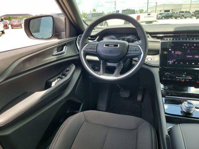 Photo of 2025 Diamond Black Crystal Pearlcoat Jeep Grand Cherokee L