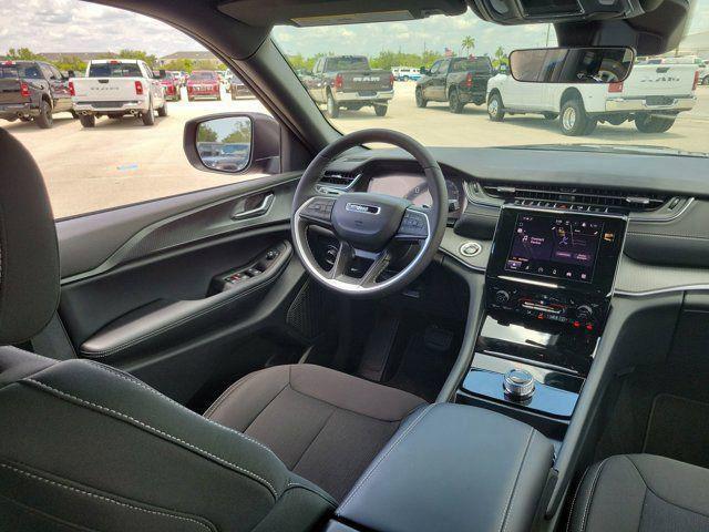 Photo of 2025 Diamond Black Crystal Pearlcoat Jeep Grand Cherokee L