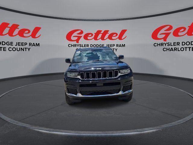 Photo of 2025 Diamond Black Crystal Pearlcoat Jeep Grand Cherokee L