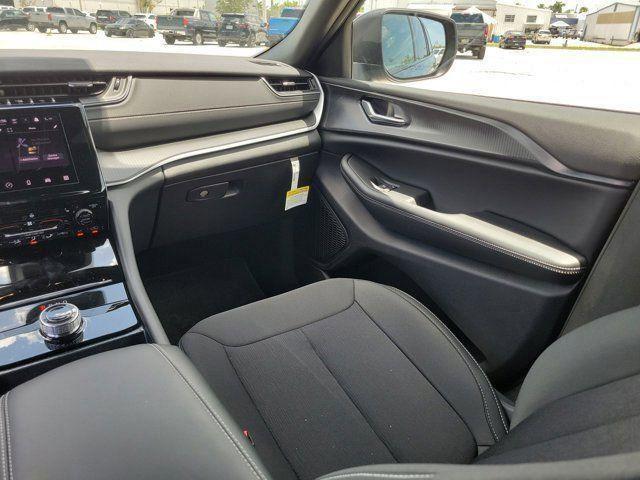 Photo of 2025 Diamond Black Crystal Pearlcoat Jeep Grand Cherokee L