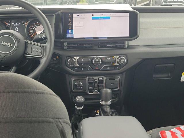 Photo of 2025 Bright White Clearcoat Jeep Gladiator