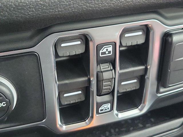 Photo of 2025 Bright White Clearcoat Jeep Gladiator