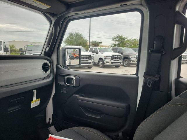 Photo of 2025 Bright White Clearcoat Jeep Gladiator